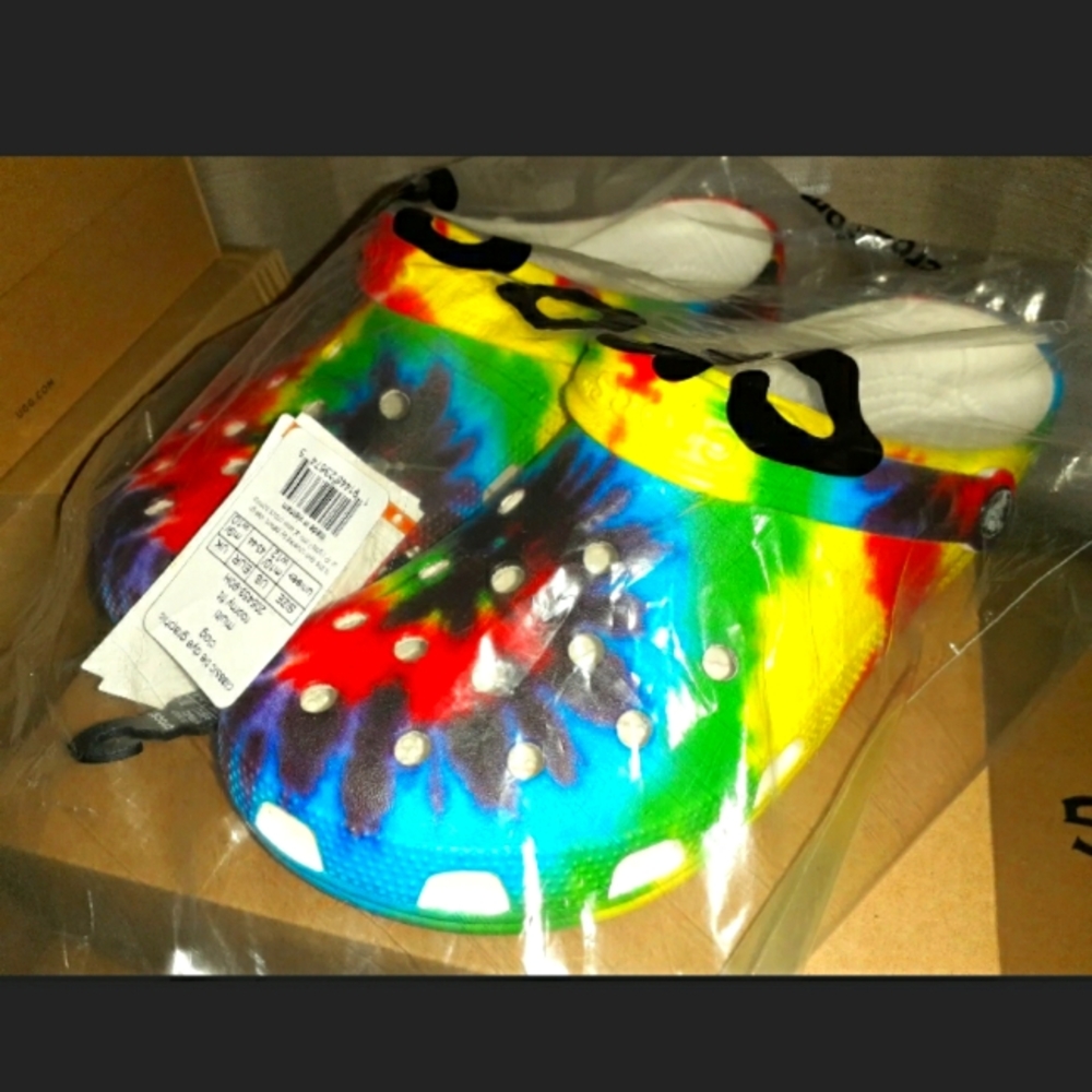 Mens Size 10US crocs Tie Dye Slip-on Shoes.  Roomy Fit.  Light Weight Footwear